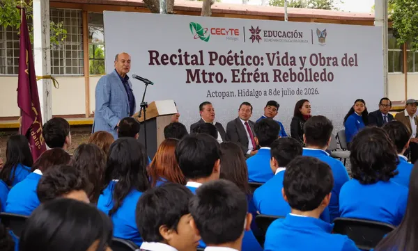 El titular de la SEPH, Natividad Castrejón Valdez, junto a la alcaldesa Imelda Cuéllar e integrantes de la comunidad del CECyTEH Actopan durante el Recital Poético en honor a Efrén Rebolledo. Foto: SEPH