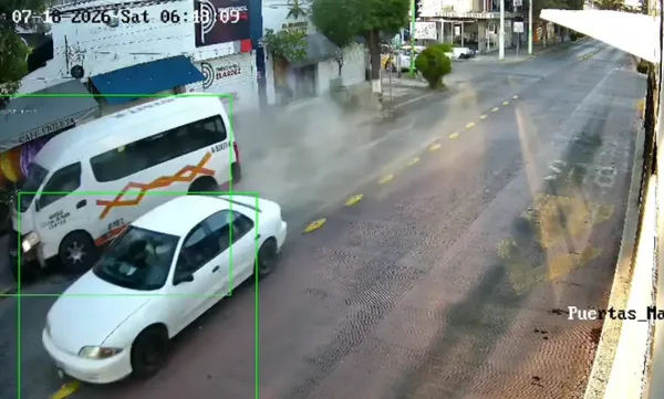 Elementos de la Cruz Roja y Seguridad Pública de Pachuca atendieron el choque de una unidad de transporte público de la ruta 87 en avenida Revolución; el saldo fue de cuatro lesionados. Foto: Semot