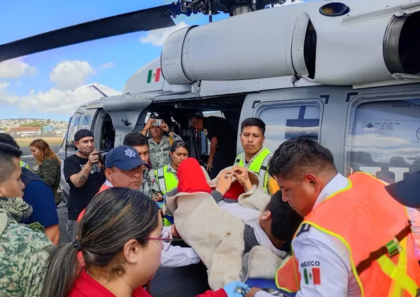 Guardia Nacional evacúa a mujer embarazada y menores desde Tianguistengo, Hidalgo.