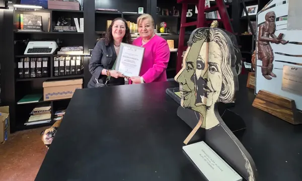 Tatiana Nogueira, representante de la Fundación Elena Poniatowska Amor, y María del Rosario Ramírez Hernández, titular de la Dirección General de Desarrollo Curricular, durante la donación formal de libros.