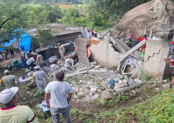 Deslave en Amacuzac Morelos deja tres personas muertas tras el desprendimiento de una roca.