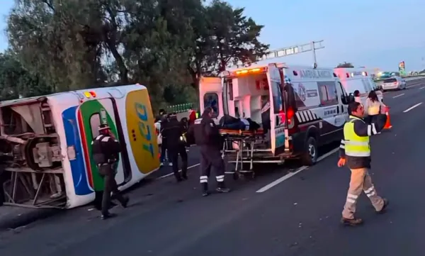 Servicios de emergencia laboran en la autopista México-Pachuca tras la volcadura de un autobús ODT que dejó un muerto y 30 lesionados, la mañana de este miércoles 19 de agosto.
