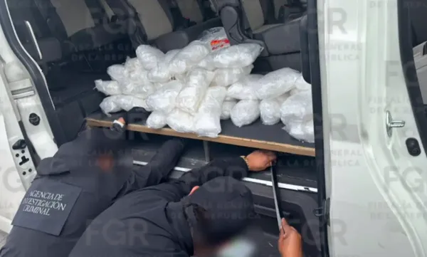 Elementos de la PFM y la FGR aseguraron 50 kilos con características de la metanfetamina en un compartimento oculto sobre la autopista Arco Norte. Foto: FGR