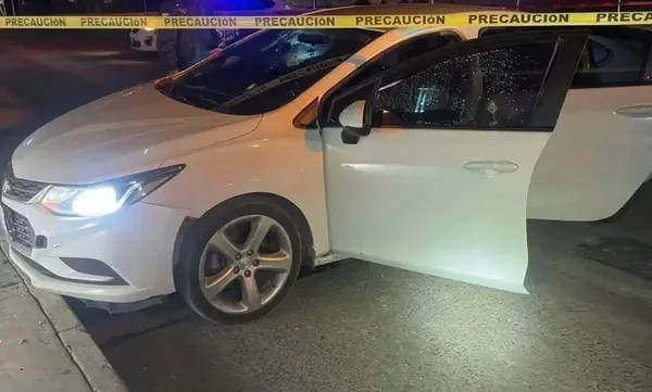 Elementos de seguridad acordonaron la zona en la colonia El Fresno tras el hallazgo de un hombre ejecutado a balazos dentro de un vehículo. Foto: Especial