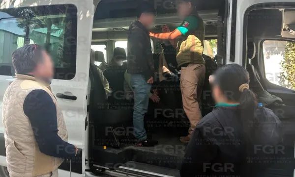 Autoridades federales y municipales aseguraron a 13 migrantes en un operativo conjunto en el municipio de Huichapan, Hidalgo; el conductor ya enfrenta proceso judicial. Foto: FGR