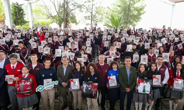 El secretario de Educación Pública de Hidalgo, Natividad Castrejón Valdez, lideró la entrega simbólica de uniformes y libros de texto durante la apertura del ciclo escolar 2026-2027 en el Cobaeh de Mineral de la Reforma.