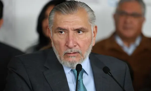 dán Augusto López se victimiza tras escándalo de su exsecretario; evita responder sobre su nombramiento y acusa politiquería.