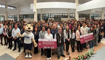 Autoridades educativas del ITESHU y del Estado de Hidalgo durante la entrega de las tarjetas bancarias del programa Becas para la Transformación a la comunidad estudiantil. Foto: SEPH