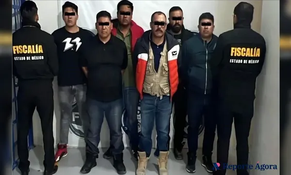 Los seis detenidos portaban uniformes y escudos falsos de la FGJEM al momento de su captura en Huehuetoca. Foto: Cortesía