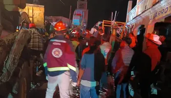 Equipos de emergencia, Protección Civil y corporaciones de seguridad laboran en los escombros de la iglesia de Santa María Canchesdá, en Temascalcingo, tras la explosión de una bodega de pirotecnia que dejó al menos 10 fallecidos. Foto: Ayuntamiento de Ixtlauaca