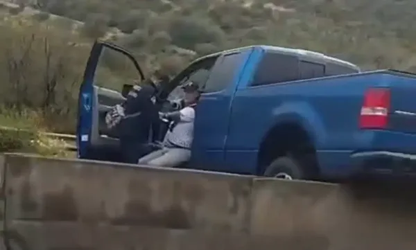 Camioneta se accidenta en el Corredor de la Montaña, en Pachuca.