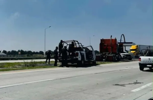 Patrullas de la Policía Estatal sobre la autopista Arco Norte, a la altura de Hueypoxtla