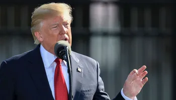 Los mercados en Estados Unidos registraron pérdidas este 20 de enero ante las amenazas arancelarias de Donald Trump a países europeos que intervengan en su objetivo de adueñarse de Groenlandia. Foto: Embajada de EU en México