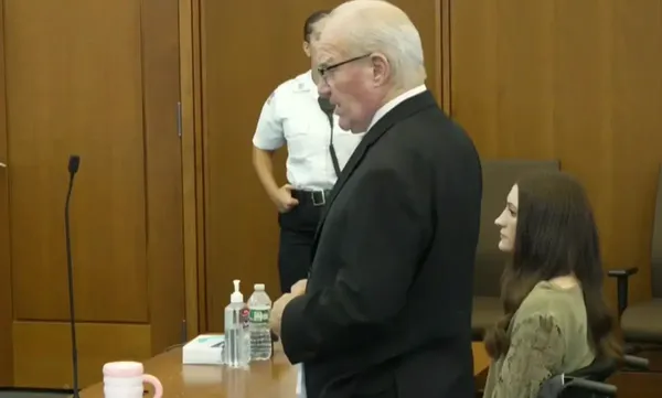 Lindsay Clancy durante la audiencia de este viernes 4 de septiembre, en la que el juez informó su intención de invalidar el proceso legal en su contra. La exenfermera enfrenta acusaciones por la muerte de sus tres hijos en 2023.