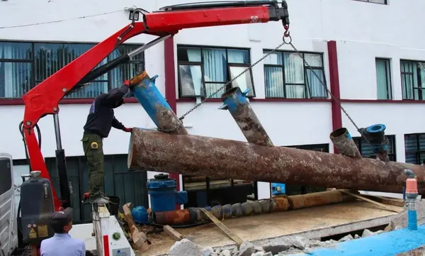 El pasado 11 de agosto, CAASIM realizó mantenimiento en la línea de rebombeo La Paz 1 al tanque Cubitos 2 en Pachuca; este 19 de agosto, las labores de rehabilitación se realizarán en el múltiple de salida de la línea que conduce del rebombeo La Paz 1 al tanque Cubitos 1.