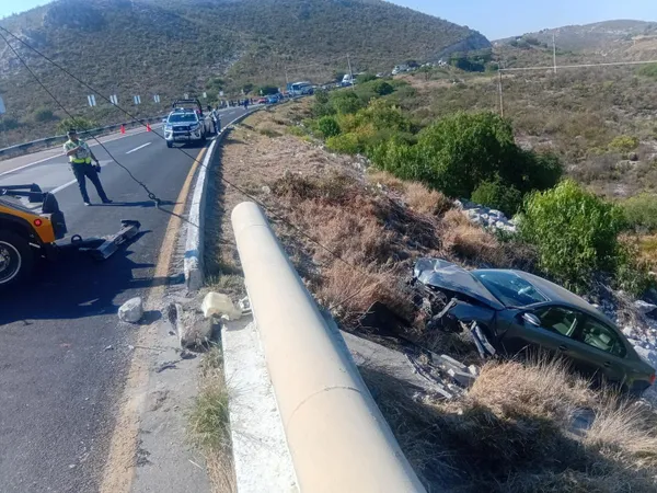 Automóvil gris abandonado tras salirse de la carretera en Ixmiquilpan.