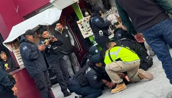 Elementos de Protección Civil atendieron a los dos menores tras la caída del marco de bienvenida en la entrada a la Feria Tradicional Pachuquilla 2026.
