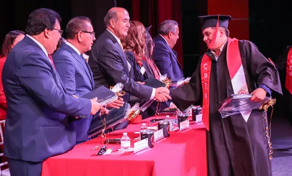 El secretario de Educación de Hidalgo, Natividad Castrejón, junto a las autoridades educativas y egresados de la generación 2022-2026 del CREN Benito Juárez, durante la entrega de documentos que los acredita como nuevos profesionales de la educación. Fotos: SEPH