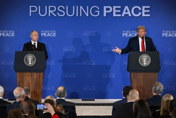 Donald Trump y Vladimir Putin en conferencia de prensa durante la cumbre en Alaska, que concluyó sin acuerdos sobre Ucrania ni sanciones.