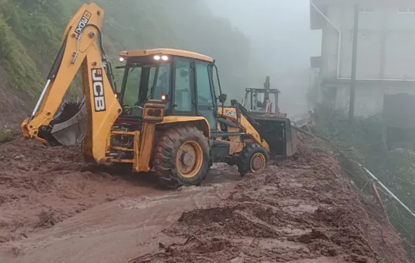 Militares y personal de rescate entregan víveres en Huehuetla, Hidalgo, tras los daños del huracán Priscilla.