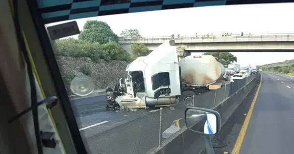 Una pipa que circulaba por el Arco Norte volcó a la altura de Tula, provocando el cierre de la vía con dirección a Puebla.