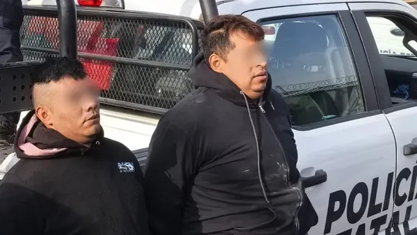 Dos hombres detenidos y esposados junto a una patrulla de la Policía Estatal tras persecución en Río de las Avenidas, Pachuca. Sus rostros están difuminados.