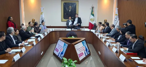 Auditor entregando documentos oficiales de la tercera entrega de la Cuenta Pública 2024 al Congreso del Estado de Hidalgo.