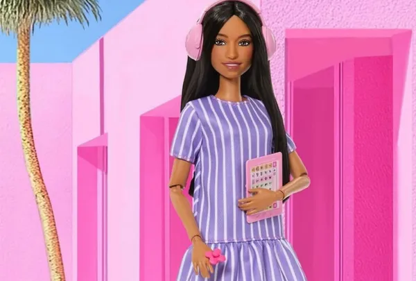 Barbie autista de Mattel con audífonos, spinner antiestrés y tableta AAC