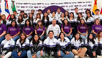 Autoridades de la UPMH, encabezadas por el rector Guillermo Mejía Ángeles, despiden con orgullo a los 34 estudiantes que representarán a Hidalgo y a México en su estancia académica internacional. Foto: SEPH