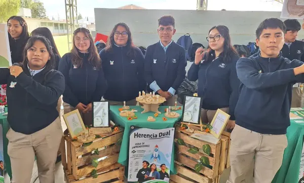 Alumnos del CONALEP Plantel Tizayuca exhiben sus proyectos tecnológicos durante la Feria de Emprendedores 2026, un espacio que vincula la educación técnica con el sector productivo de Hidalgo. Foto: SEPH