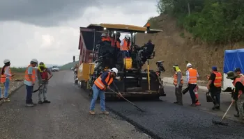Alumnos de Ingeniería Civil de la UTHH reciben explicación técnica sobre el tendido de base asfáltica en la carretera Huejutla–Tamazunchale. Foto: SEPH