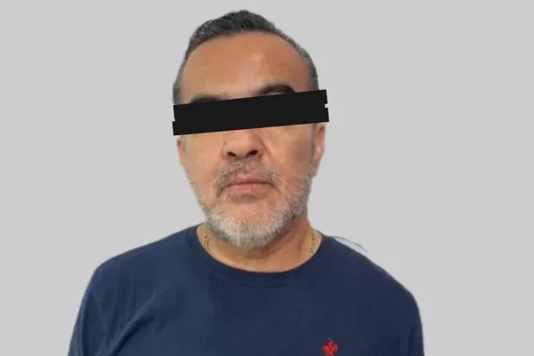 Escritorio con documentos notariales; el exnotario enfrenta proceso por fraude procesal en Hidalgo.