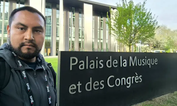 El investigador Raúl Castro Ortega, docente de la UPT, dio una ponencia sobre inteligencia artificial aplicada a la salud en el congreso SPIE Photonics Europe 2026 en Estrasburgo, Francia. Foto: SEPH