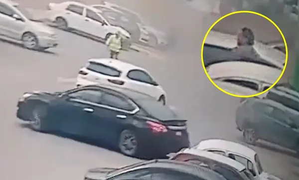 Cámaras de vigilancia captaron el momento en que los tripulantes de un auto blanco roban un Nissan Altima negro en el Aurrerá de Viñedos, en Zempoala, para luego huir hacia el bulevar Real de Téllez. Fotos: Cortesía