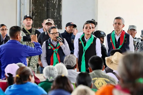 Rosa Icela Rodríguez y Evelyn Salgado durante recorrido en comunidades de Chilapa, Guerrero.