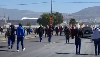 Manifestantes impiden el paso en ambos sentidos de la carretera Ixmiquilpan-Actopan a la altura de La Lagunilla; exigen atención inmediata de las autoridades federales. Foto: Archivo