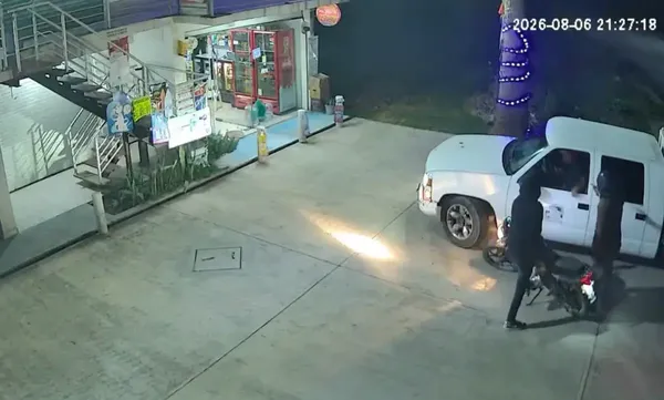 Momento exacto en que el sujeto armado encañona al conductor para despojarlo de su camioneta en la comunidad de Mangas, en Tezontepec de Aldama, Hidalgo.