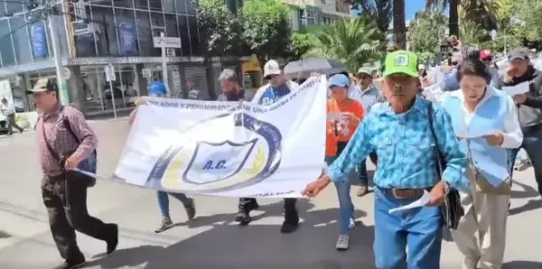 Jubilados y pensionados del Gobierno de Hidalgo marcharon por las principales calles de Pachuca hasta la Plaza Juárez.