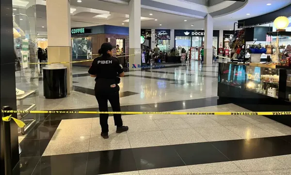 Un hombre de 48 años falleció la tarde de este viernes 7 de agosto al interior de Galerías Pachuca. Se presume que el deceso ocurrió por causas naturales, lo que representa el segundo caso bajo circunstancias similares registrado en la capital hidalguense en menos de una semana.