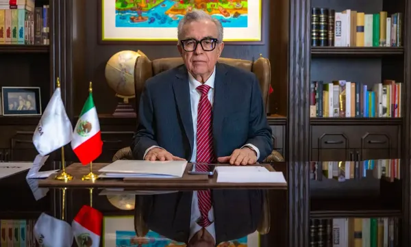 Rubén Rocha Moya reanuda sus funciones como gobernador de Sinaloa en medio de investigaciones abiertas por la FGR y el distanciamiento de los gobernadores de Morena y de la presidenta Claudia Sheinbaum. Foto: Facebook/Rubén Rocha Moya