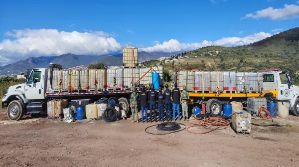 Contenedores de combustible asegurados por la SSPH en un cateo en Santiago Tlapacoya, Pachuca