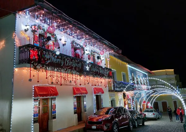 Fachadas iluminadas con temática navideña en el centro de Real del Monte durante la Villa Iluminada del festival Navidad Mágica en la Montaña.