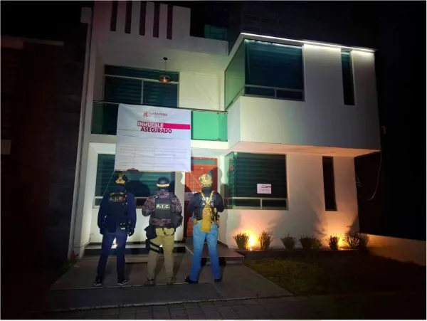 Agentes de la AIC resguardan narcóticos y armas decomisadas en Pachuca.