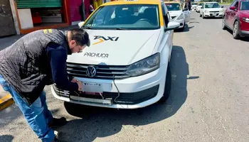 El gobernador Julio Menchaca Salazar advirtió que la Ley de Movilidad de Hidalgo podría cambiar para dar entrada a plataformas digitales si persisten las quejas contra taxistas. Foto Semot