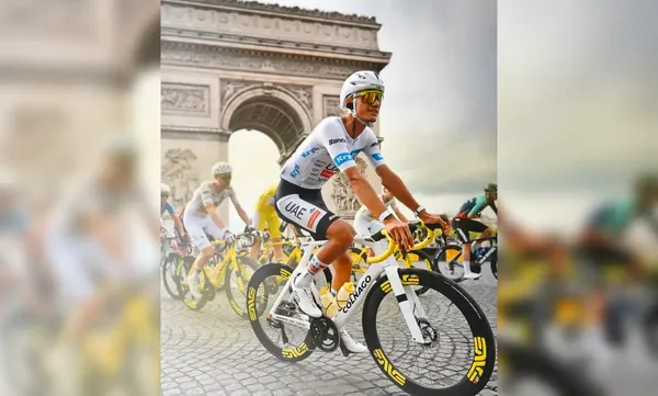 El mexicano Isaac del Toro luciendo el maillot blanco de mejor joven durante la etapa final del Tour de Francia en París. Foto: https://www.instagram.com/isaac_deltoro_romero1/