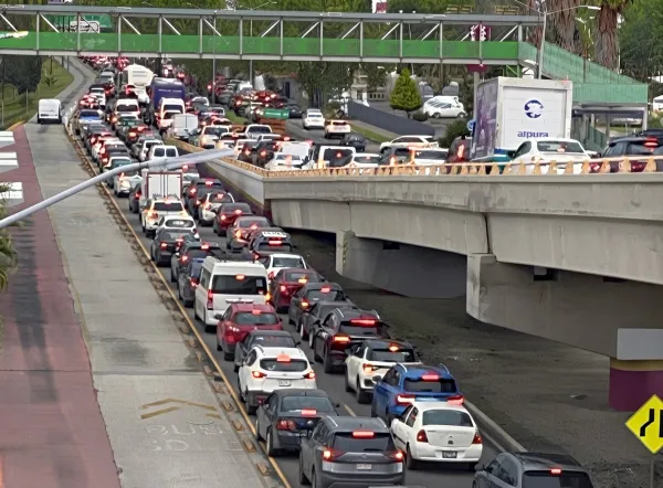 Infografía con el ranking de las ocho ciudades de México donde más horas se pierden en el tráfico al año, con Ciudad de México en primer lugar con 211 horas y Pachuca en cuarto con 164