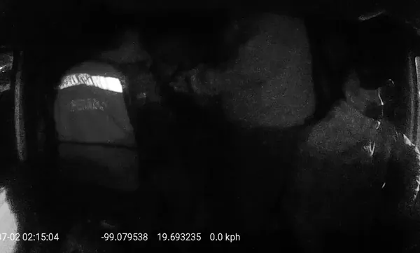Cámaras de seguridad al interior de la cabina captaron el momento en que los asaltantes abortaron el robo al notar que el tráiler no tenía combustible. Foto: Captura de pantalla