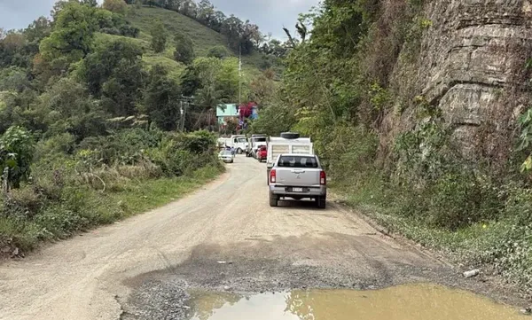 Pobladores mantienen el cierre en el lugar denominado "La Cumbre" para exigir el revestimiento adecuado del camino rural hacia Zacatempa; aseguran que los trabajos actuales solo generan lodo. Foto: Tomada de Zucesos de las Huastecas