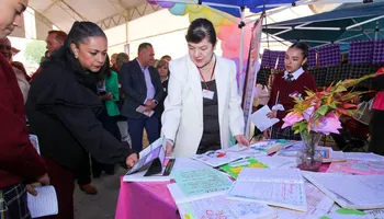Autoridades del Instituto Hidalguense de Educación (IHE) encabezan la Tercera Jornada Nacional por la Paz y contra las Adicciones en la Escuela Secundaria General No. 8 "Maestros de México", promoviendo la campaña "El cristal te quiebra la vida".