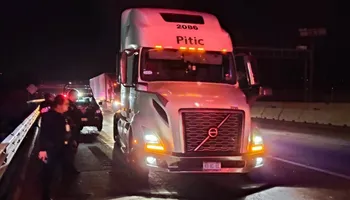 Tractocamión blanco con impactos de bala en la autopista México-Querétaro, altura Tepeji del Río.